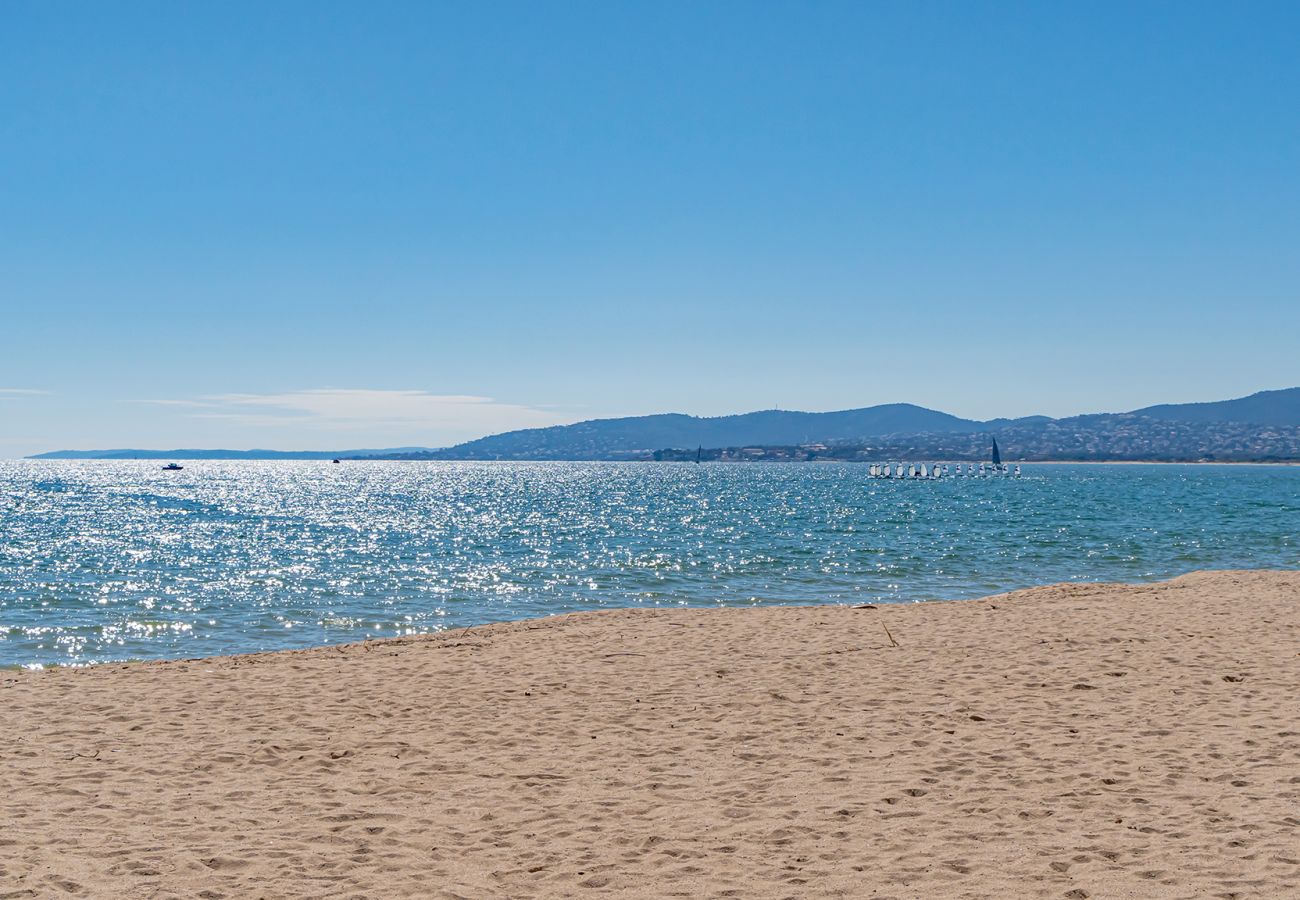 Apartment in Fréjus - Appartement La Plage